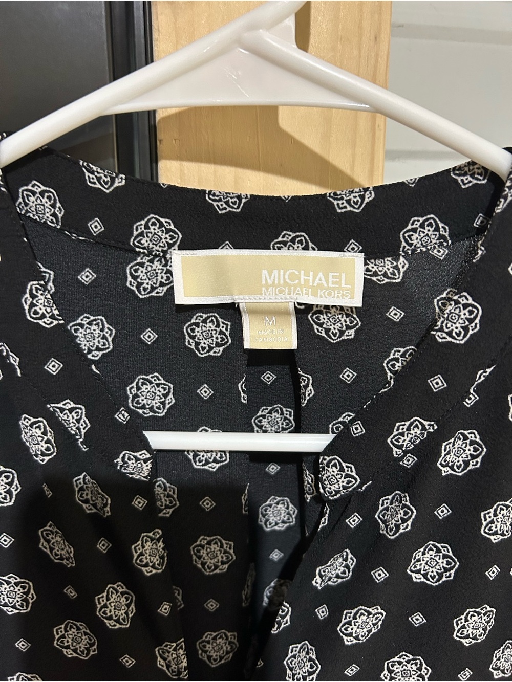 Michael Michael Kors Black Medallion Print Zip Front Blouse Size M Quiet Luxury - Picture 5 of 7